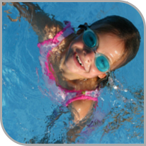 Ein Mädchen mit Schwimmbrille im Wasser.