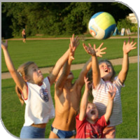 Kinder spielen mit einen Ball.