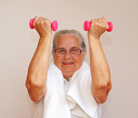 Sportliche_Seniorin_mit_Hanteln