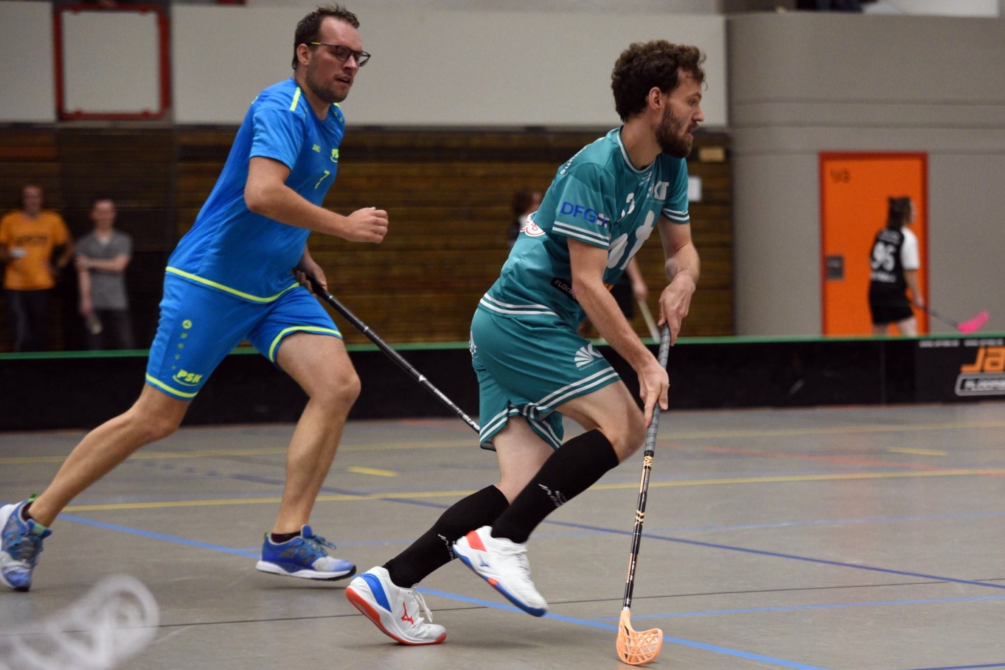 Floorballspieler mit Ball im Dribbling