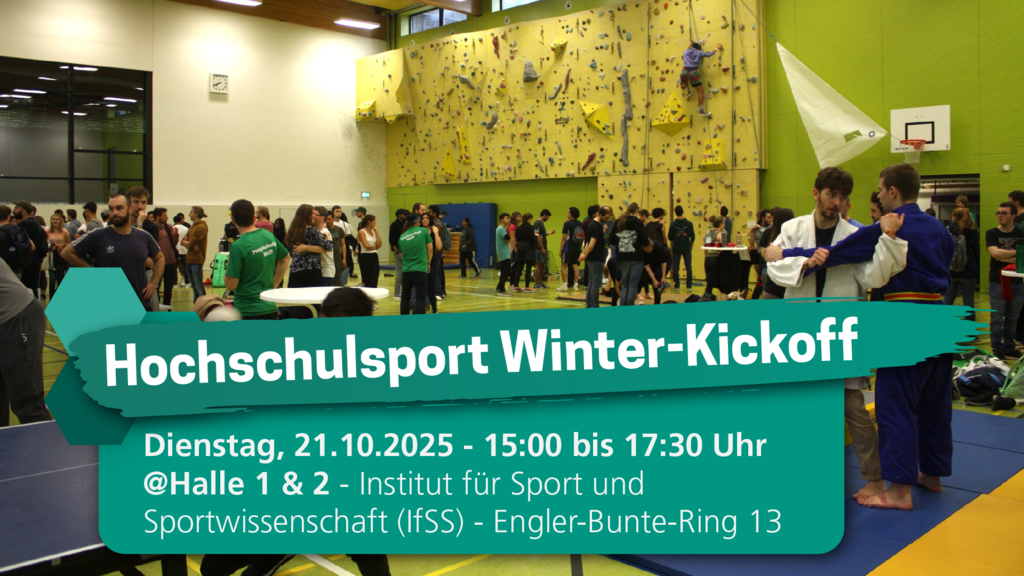 Menschen bei einem Hochschulsport-Event in einer Halle mit Kletterwand und Trainingsmatten.