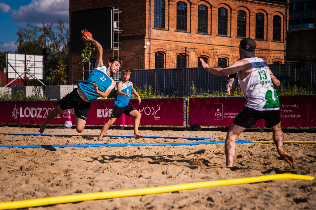 Beachhandball Wurf