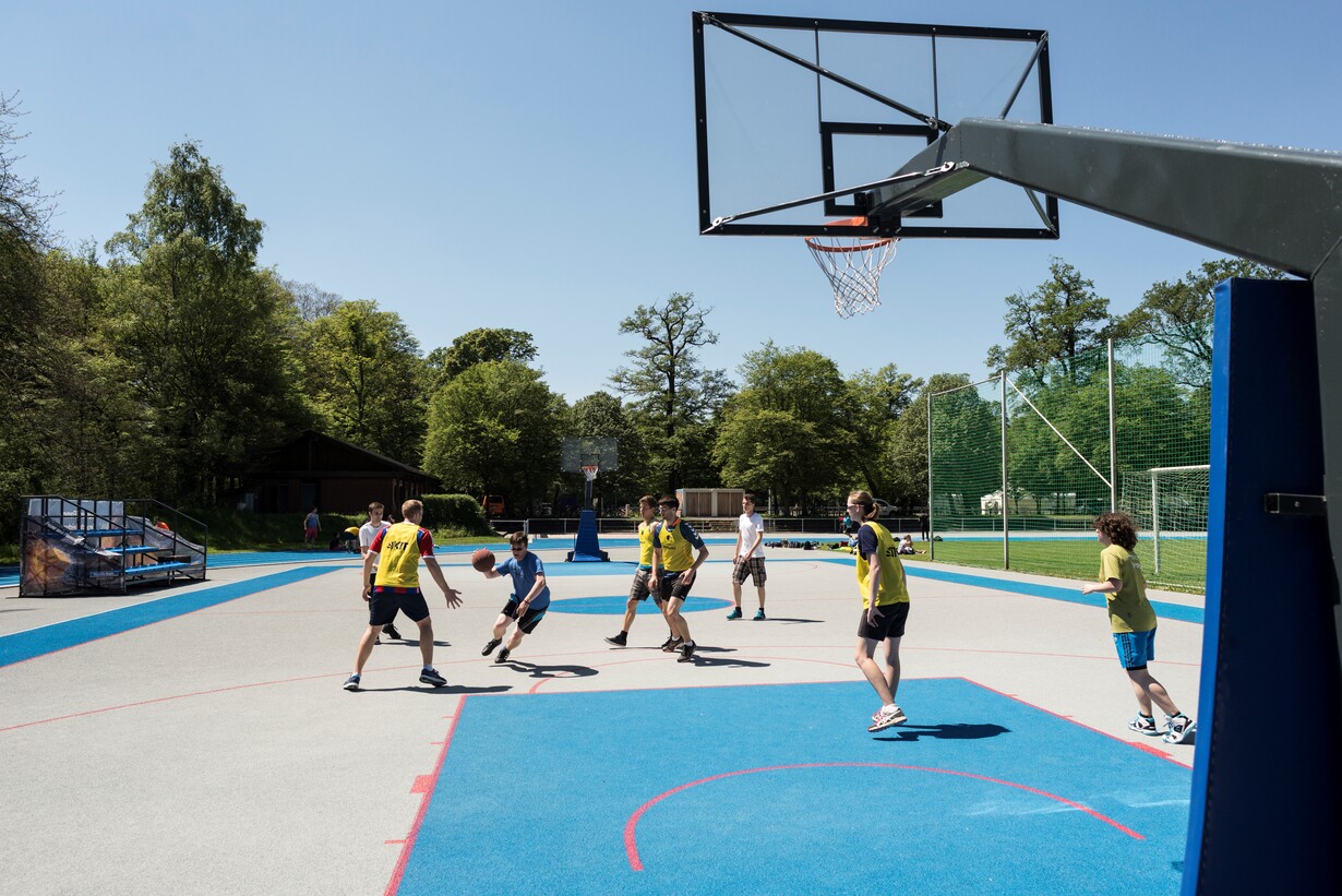 Basketball spielen Outdoor-Court