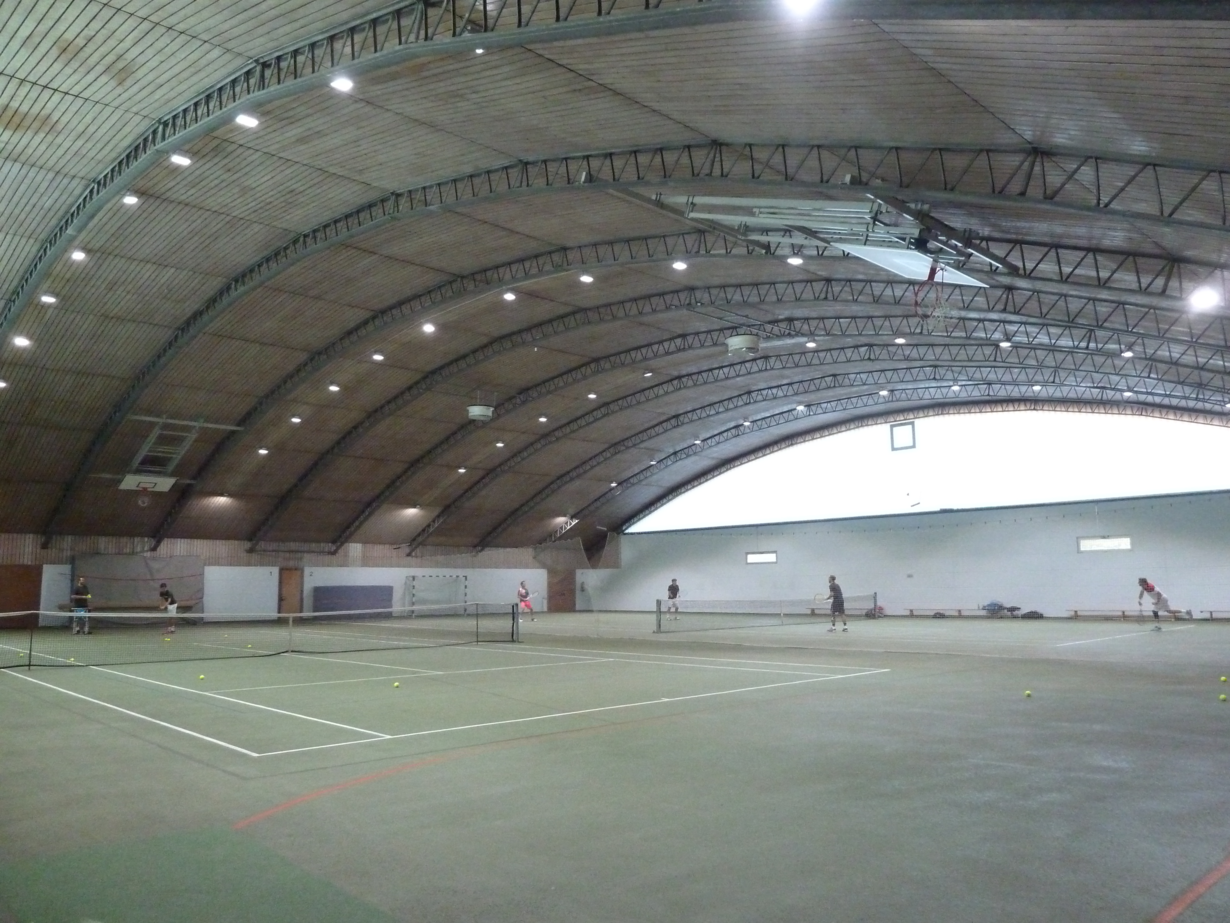 Tennis spielen auf dem Indoor-Court