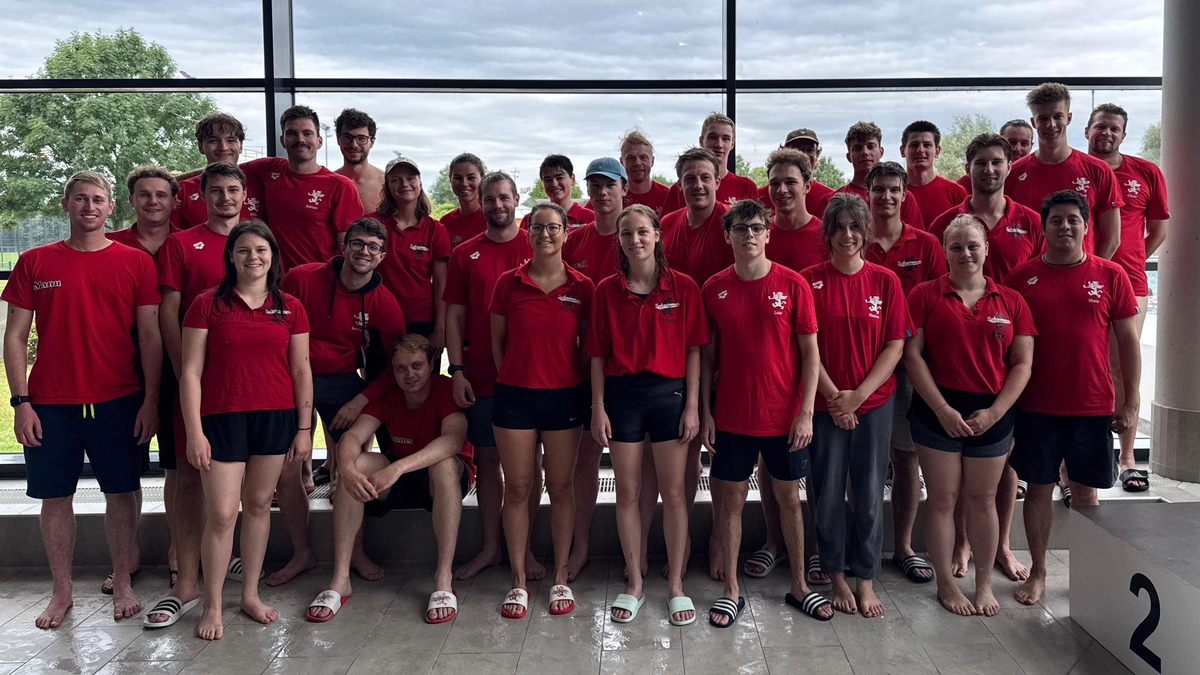 Schwimmteam beim Wettkampf in der Schwimmhalle