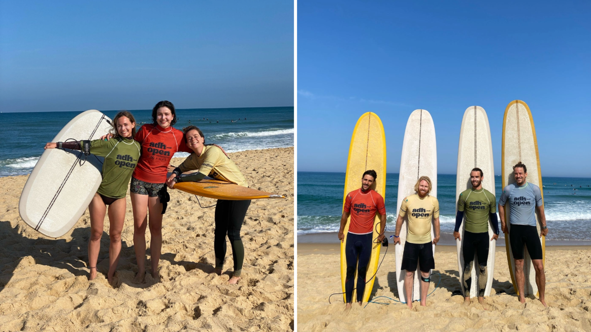 Surfer posieren mit ihren Surfbrettern am Strand vor dem Meer.
