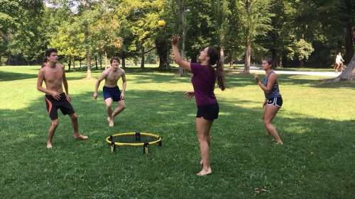Studenten spielen Spikeball im Park